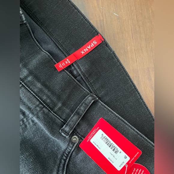 NEW SPANX Straight Leg Jeans in Vintage Black with Raw Hem - Picture 7 of 8
